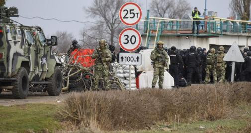 Militares ucranianos entrenándose cerca de la frontera rusa / EFE - EPA - OLEG PETRASYUK