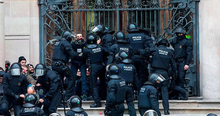 Los Mossos d'Esquadra desalojan a los protestantes encadenados a las puertas del TSJC / EFE