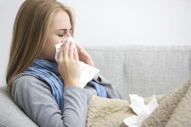 Una persona con gripe guardando reposo / EFE