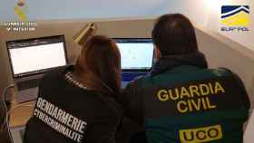 Agentes de la Guardia Civil y de la Gendarmería durante el operativo contra la cúpula de Bitzlato por blanqueo / GUARDIA CIVIL