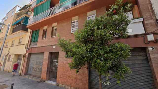 Edificio incendiado en Santa Coloma de Gramenet, que ha acabado con la vida de tres personas / STREET VIEWS