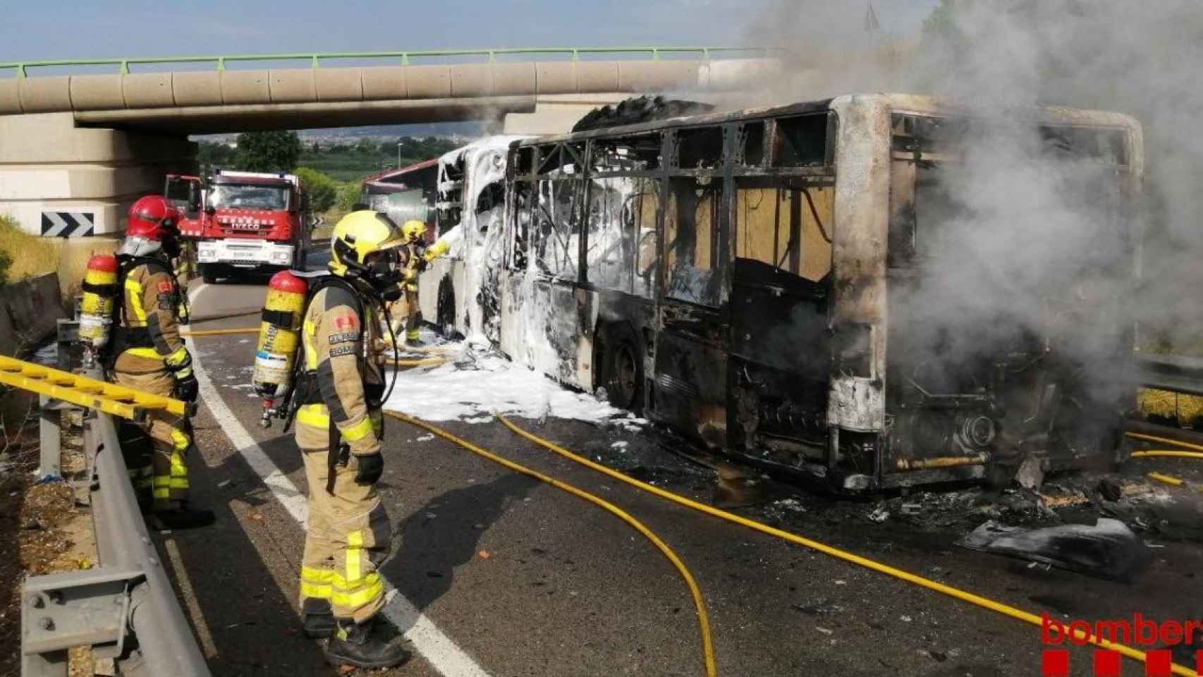 Dos bomberos de la Generalitat utilizan los equipamientos de respiración en los que han detectado fallos durante la extinción de un incendio / EUROPA PRESS