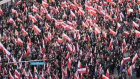 Decenas de miles de personas en la protesta celebrada en Varsovia (Polonia) por la guerra migratoria en al frontera con Bielorrusia / LESZEK SZYMANSKI (EFE)