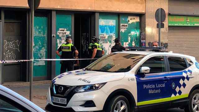 Agentes de la Policía Local de Mataró (Barcelona) durante el desalojo de una nave ocupada / POLICÍA LOCAL