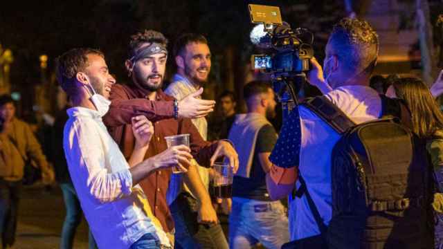 Imagen de jóvenes celebrando el fin del toque de queda nocturno en Barcelona / EP