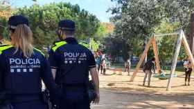 Una patrulla de la Urbana en un parque para detener al exhibicionista / URBANA