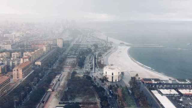 La playa de Barcelona nevada. Imagen que podría volverse a repetir la próxima semana ante la llegada de la masa de frío polar del norte y centro de Europa / EUROPA PRESS