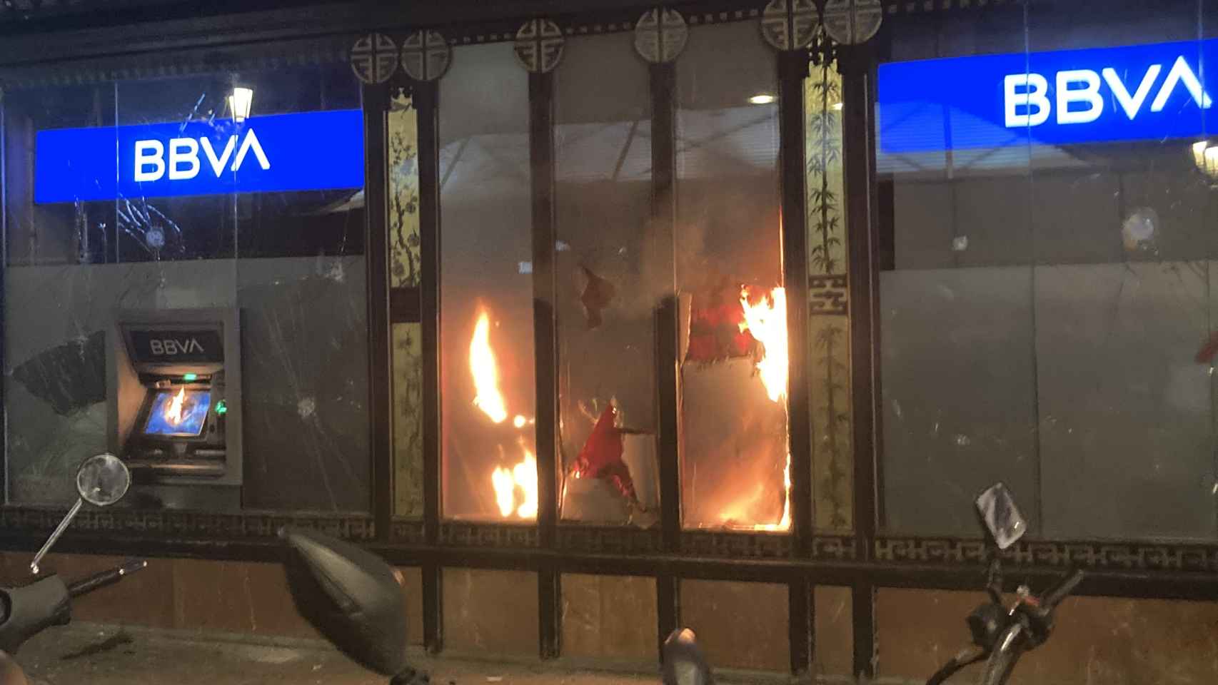 La sucursal del BBVA en la Casa dels Paraigües, en llamas, como ejemplo del terrorismo urbano que denuncian los policías / ELENA BURÉS