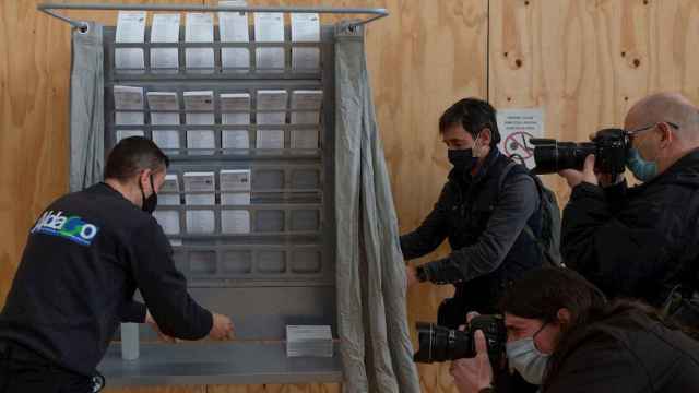 Operarios realizan este sábado los preparativos del colegio electoral instalado en el Pabellón Camp del Ferro del barrio de Sant Andreu de Barcelona / EFE