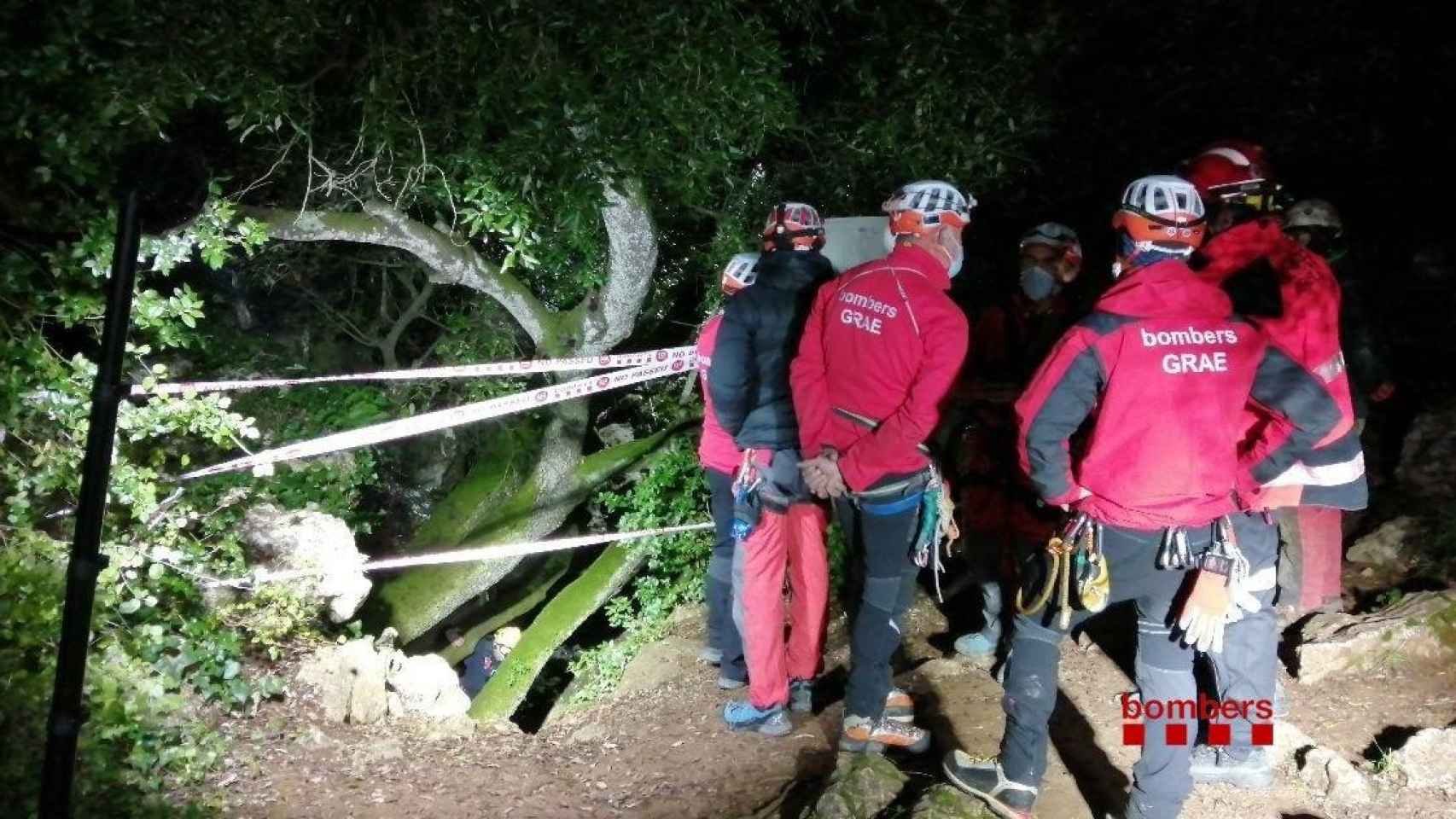 Los bomberos se movilizan para rescatar a un espeleólogo en el macizo del Garraf (Barcelona) / BOMBERS