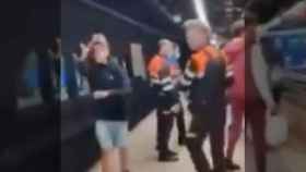 Un grupo de jóvenes amenazan a vigilantes y pasajeros en el metro de Barcelona / TWITTER