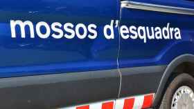 Un coche patrulla de los Mossos d'Esquadra, que investigan los apuñalamientos en Vila Olímpica / MOSSOS