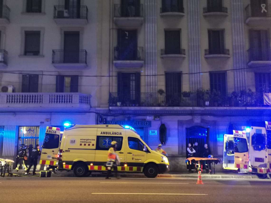 Equipos sanitarios desplazados en la calle Aragó por el incendio / CG