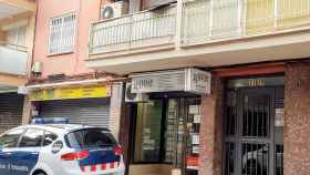 Un coche de Mossos d'Esquadra ante el edificio de El Prat de Llobregat (Barcelona) donde una mujer ha sido asesinada / EP