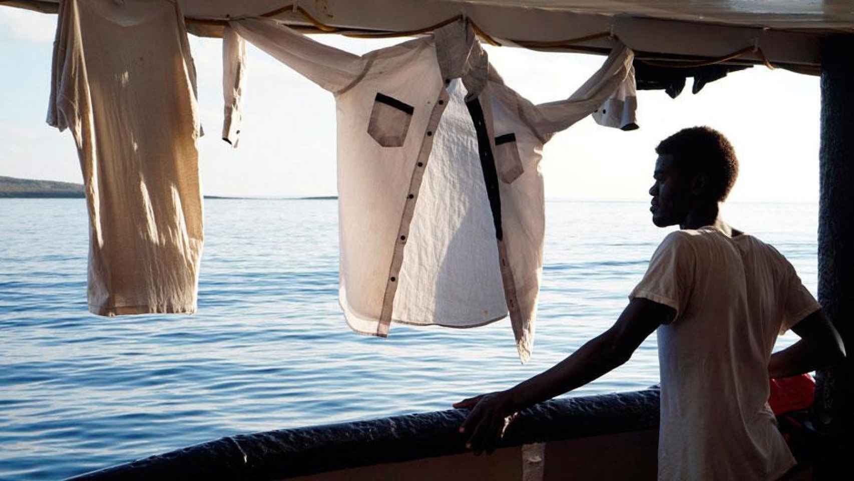 Uno de los inmigrantes del Open Arms, el barco situado a una milla de isla italiana de Lampedusa / EFE