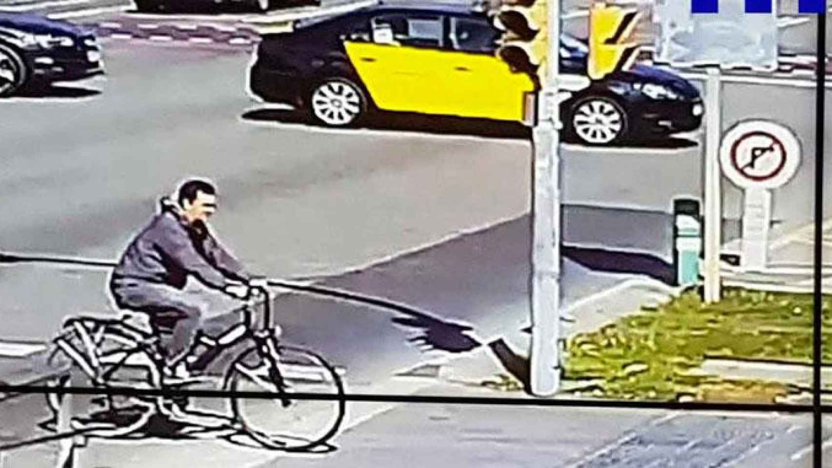 La Guardia Urbana difunde una foto del ciclista que atropelló a un bebé y huyó en Barcelona / EFE