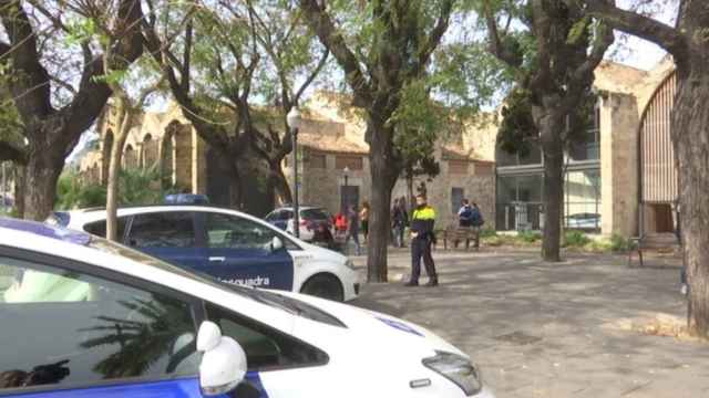 Vehículos de la Guardia Urbana y los Mossos d'Esquadra en la zona de la agresión / 324