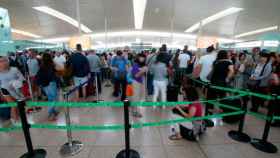 Colas en el aeropuerto de El Prat por la huelga de vigilantes de seguridad en verano de 2017/ EFE
