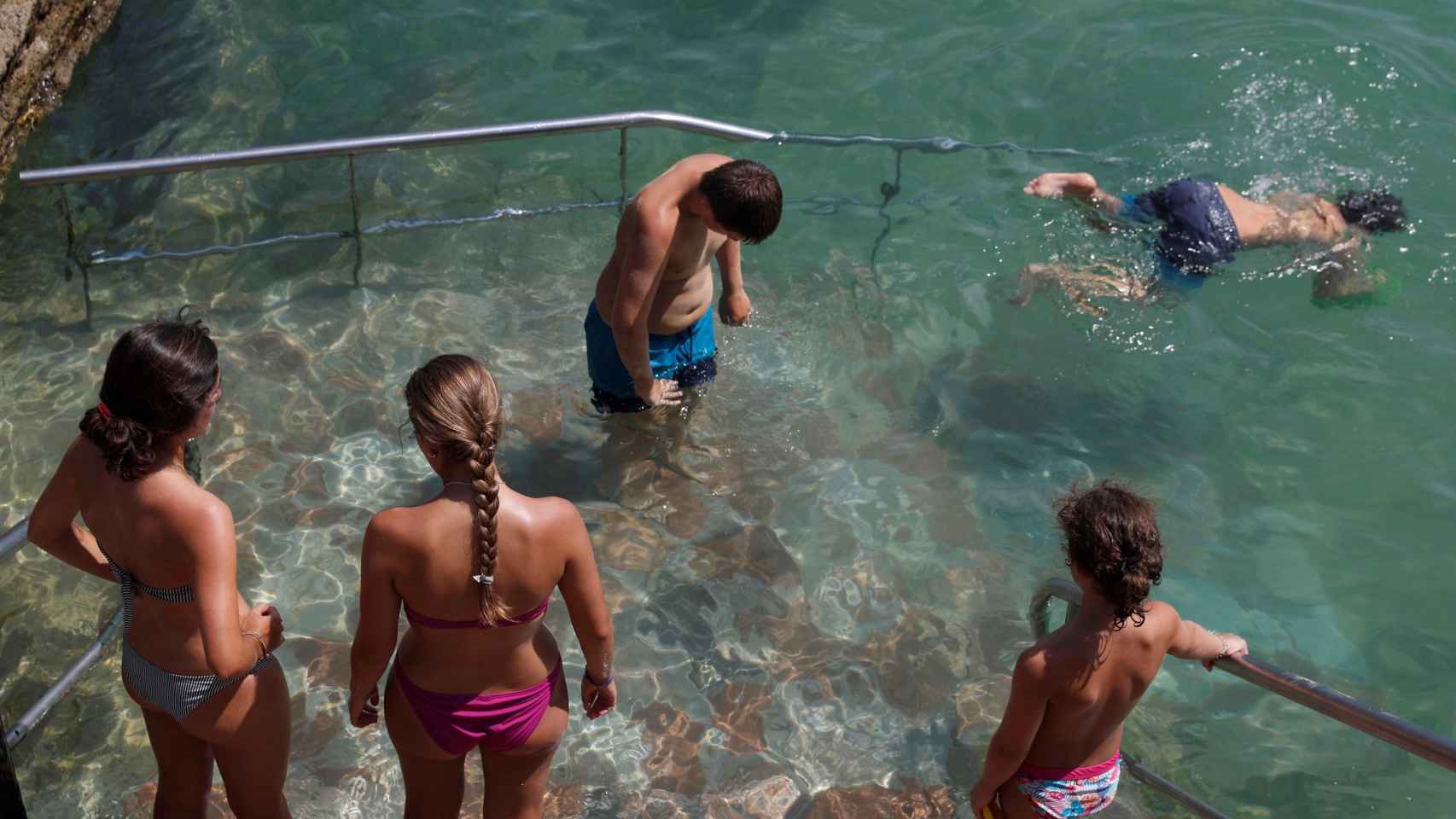 Jóvenes bañándose en la playa de La Concha de San Sebastián, durante la ola de calor en España / EFE