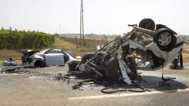 Dos coches después de sufrir un accidente de tráfico / EFE