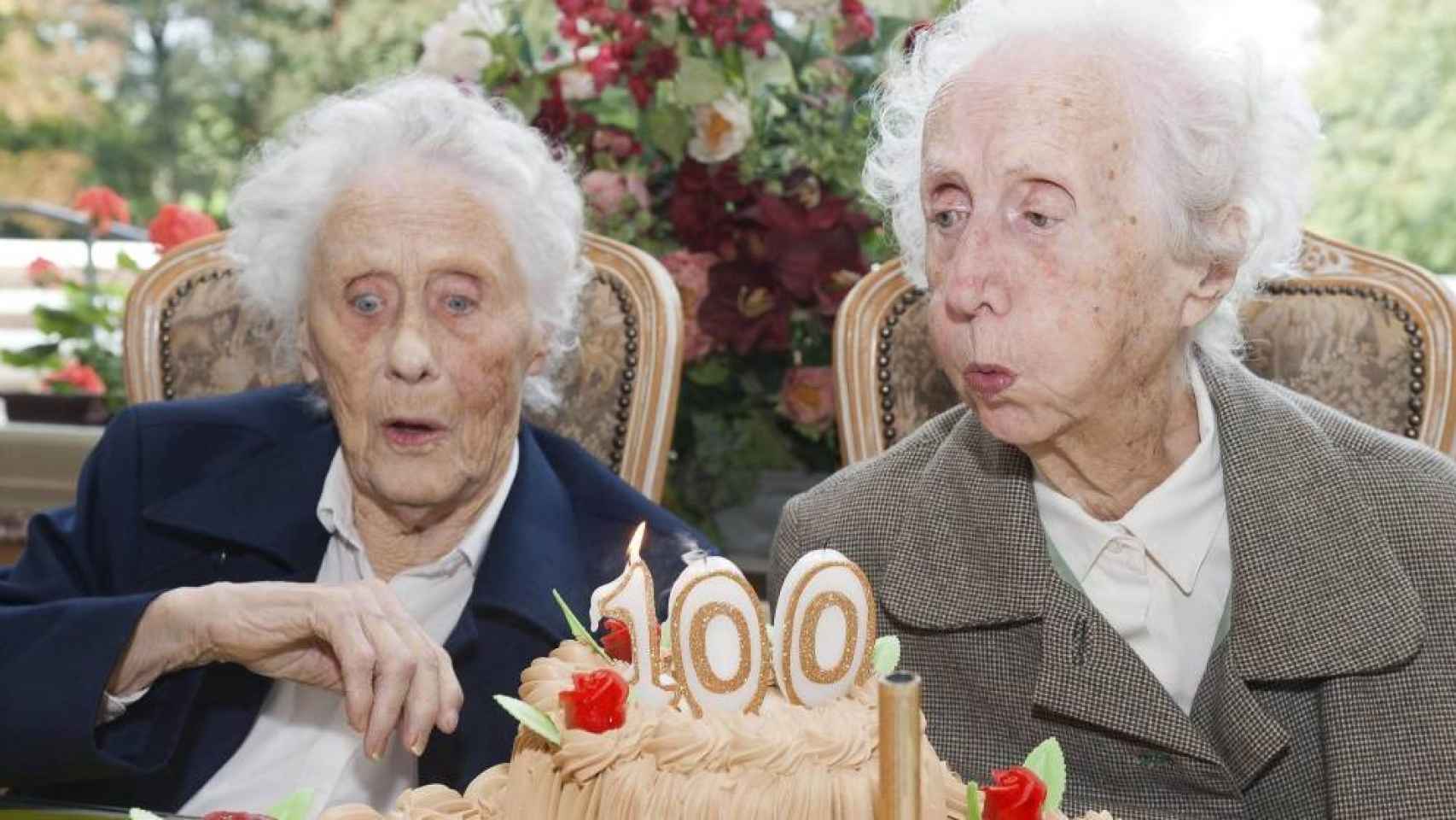 Dos hermanas centenarias celebran su cumpleaños soplando las velas / EFE