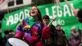 Una manifestante a favor del aborto en las inmediaciones del Congreso en Buenos Aires, Argentina / EFE