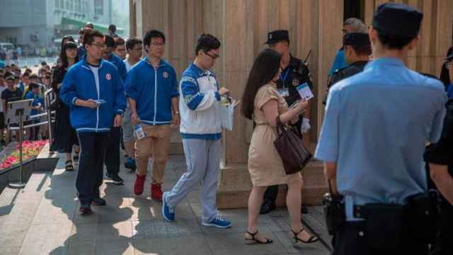 En China, los estudiantes pasan estrictos controles de seguridad en el 'gaokao', un examen equivalente a la selectividad / EFE