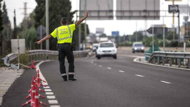 Un agente de tráfico de la Guardia Civil parando coches para control / EFE