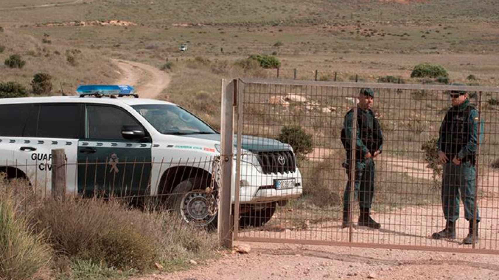 La Guardia Civil custodia la finca de Rodalquilar, en Níjar (Almería), en la que se está inspeccionando el pozo en el que supuestamente Ana Julia Quezada ocultó el cuerpo de Gabriel