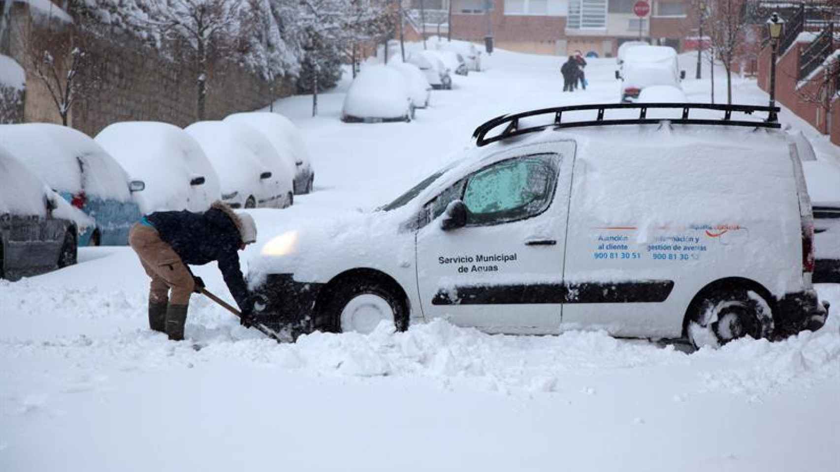 Alerta por nevadas: un coche se queda atascado en medio de la nieve en Ávila / EFE