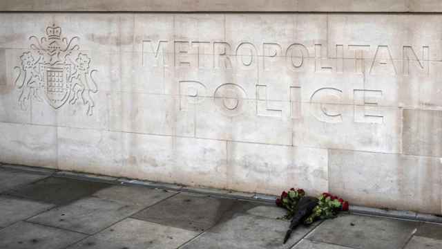 Un ramo de flores es colocado frente a la sede de Scotland Yard en Londres (Reino Unido), hoy, 23 de marzo de 2017