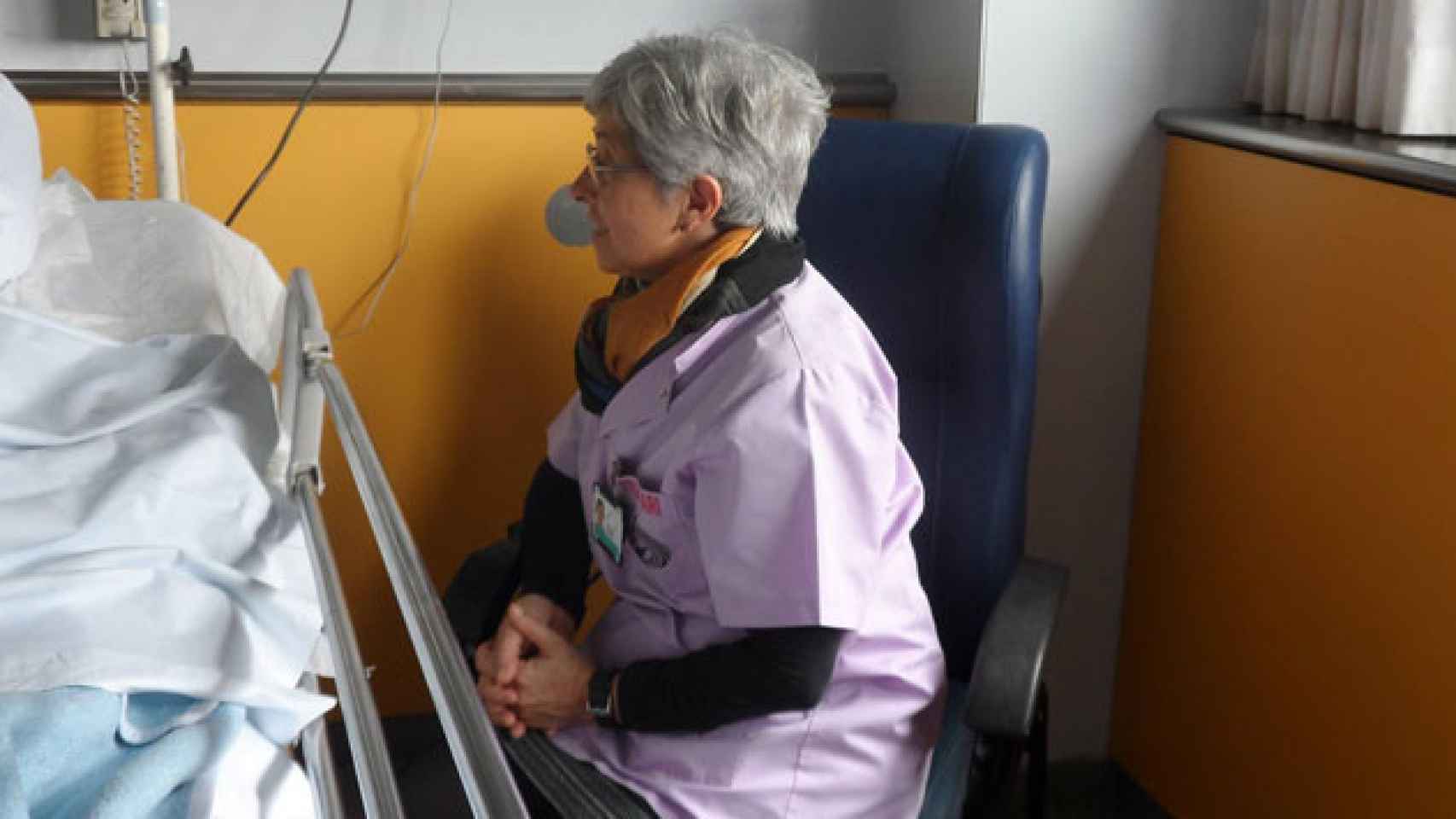 Una voluntaria de Tarraco Salut durante un acompañamiento hospitalario / CG
