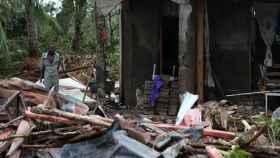 Un hombre observa los escombros en su casa en Les Cayes (Haití) el jueves, tras el paso del huracán Matthew / EFE