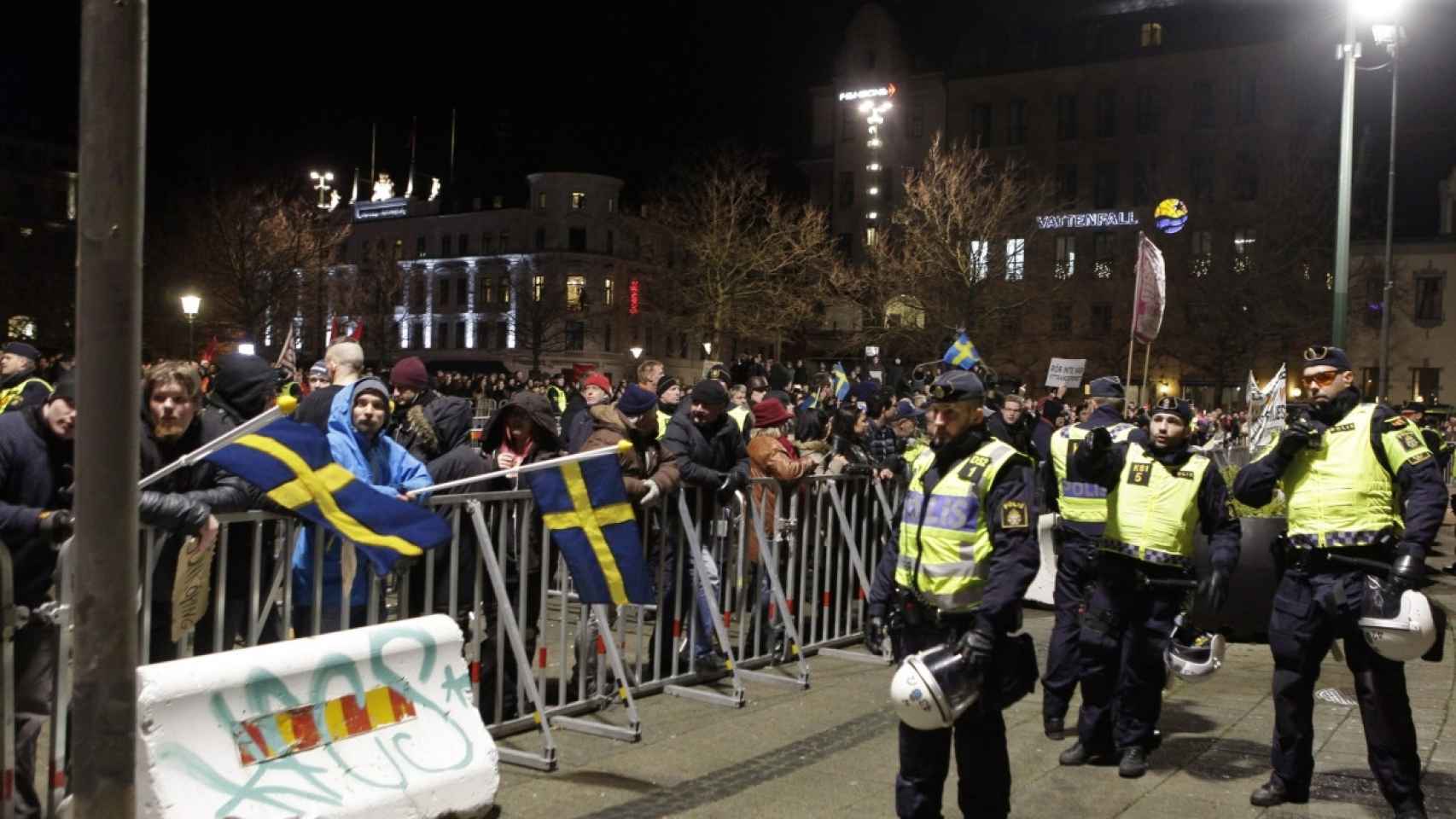 Policia sueca vigila los participantes en una manifestación islamofóbica a principios del verano / EFE