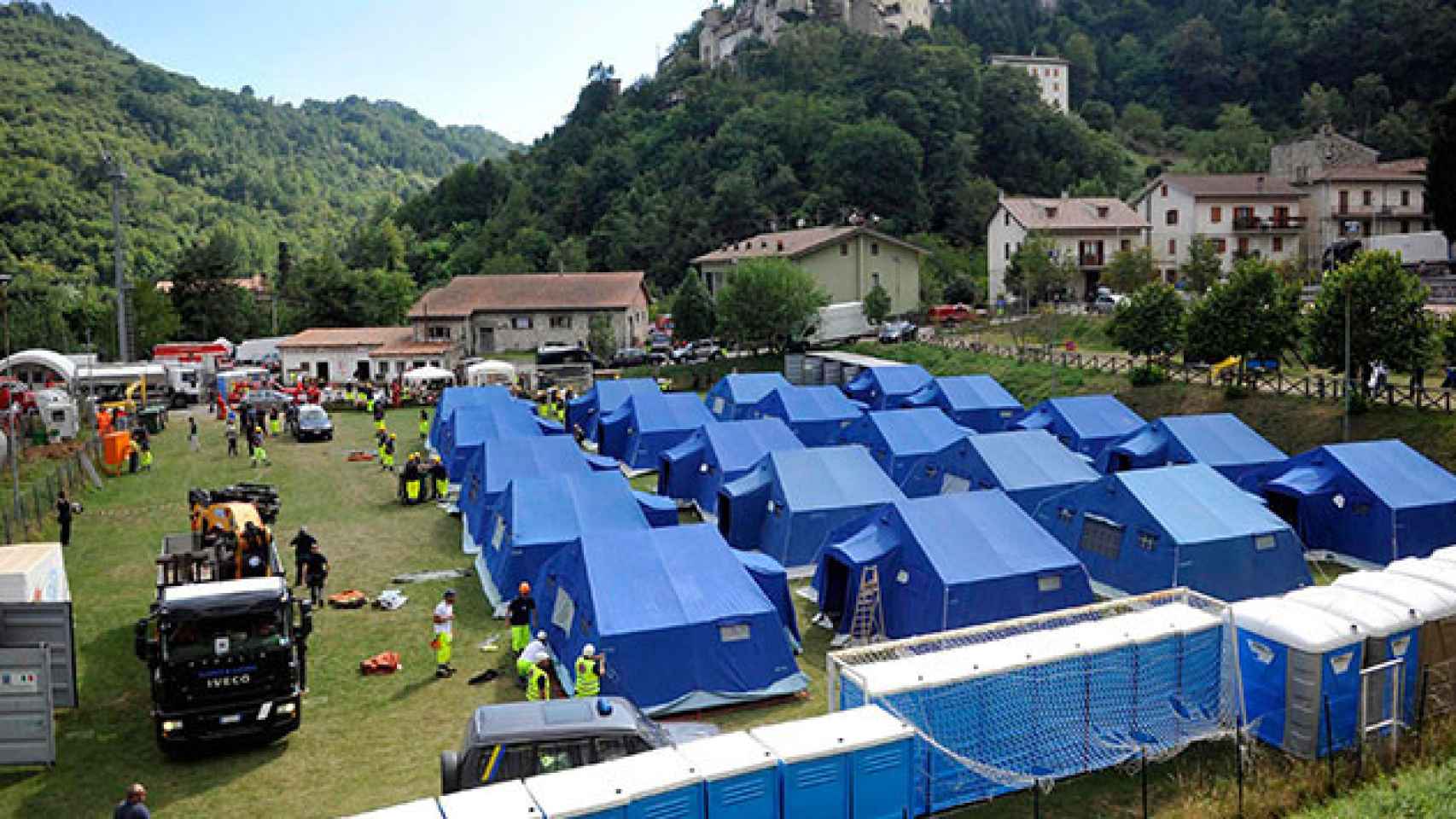 Tiendas de campaña forman uno de los campamentos instalados para ayudar a las víctimas del terremoto del centro de Italia. / EFE