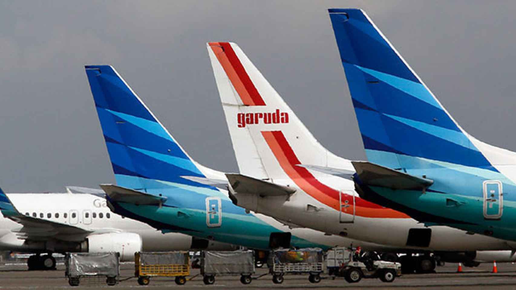 Cuatro aviones de compañías indonesias repostan en un aeropuerto. / EFE