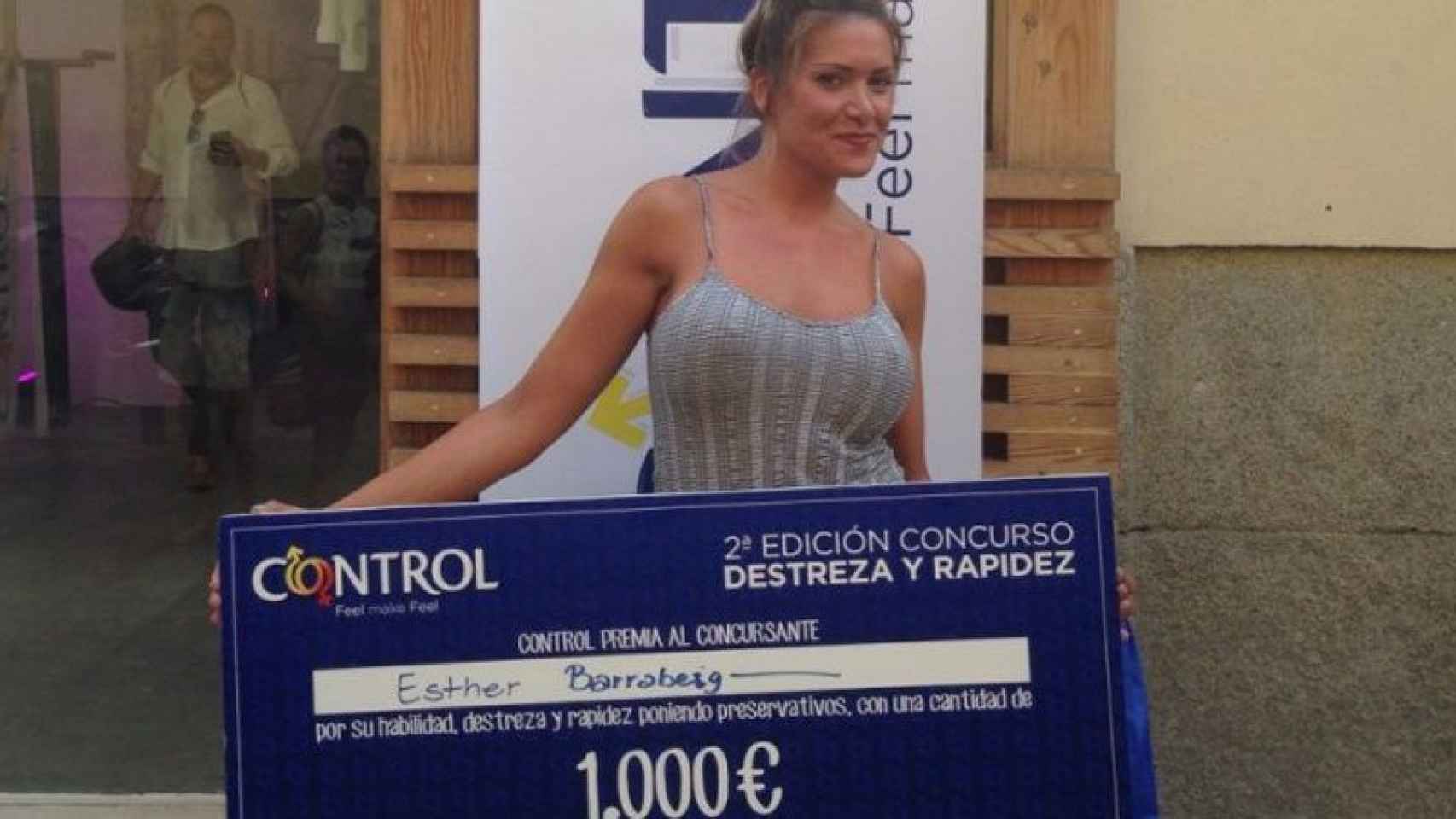 La joven que ganadora del concurso de preservativos, con el premio.