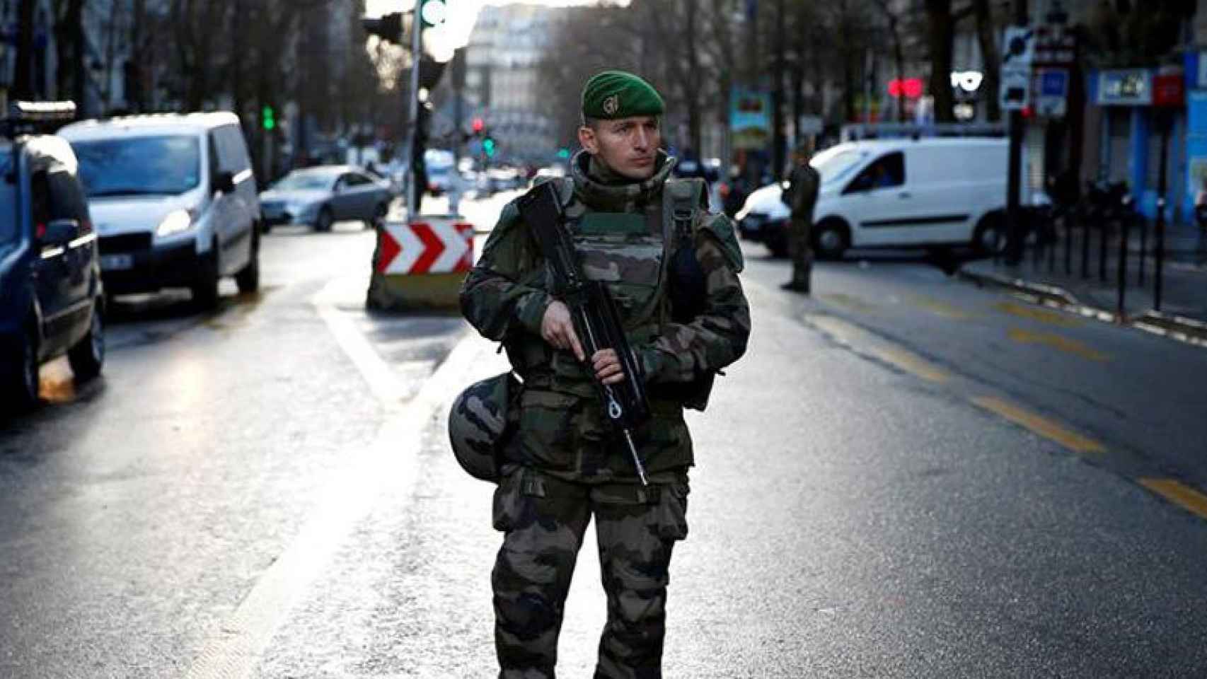 Un militar patrulla cerca del lugar donde la Policía francesa mató al hombre armado que trató de entrar en una comisaría de Goutte d'Or