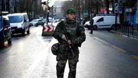 Un militar patrulla cerca del lugar donde la Policía francesa mató al hombre armado que trató de entrar en una comisaría de Goutte d'Or