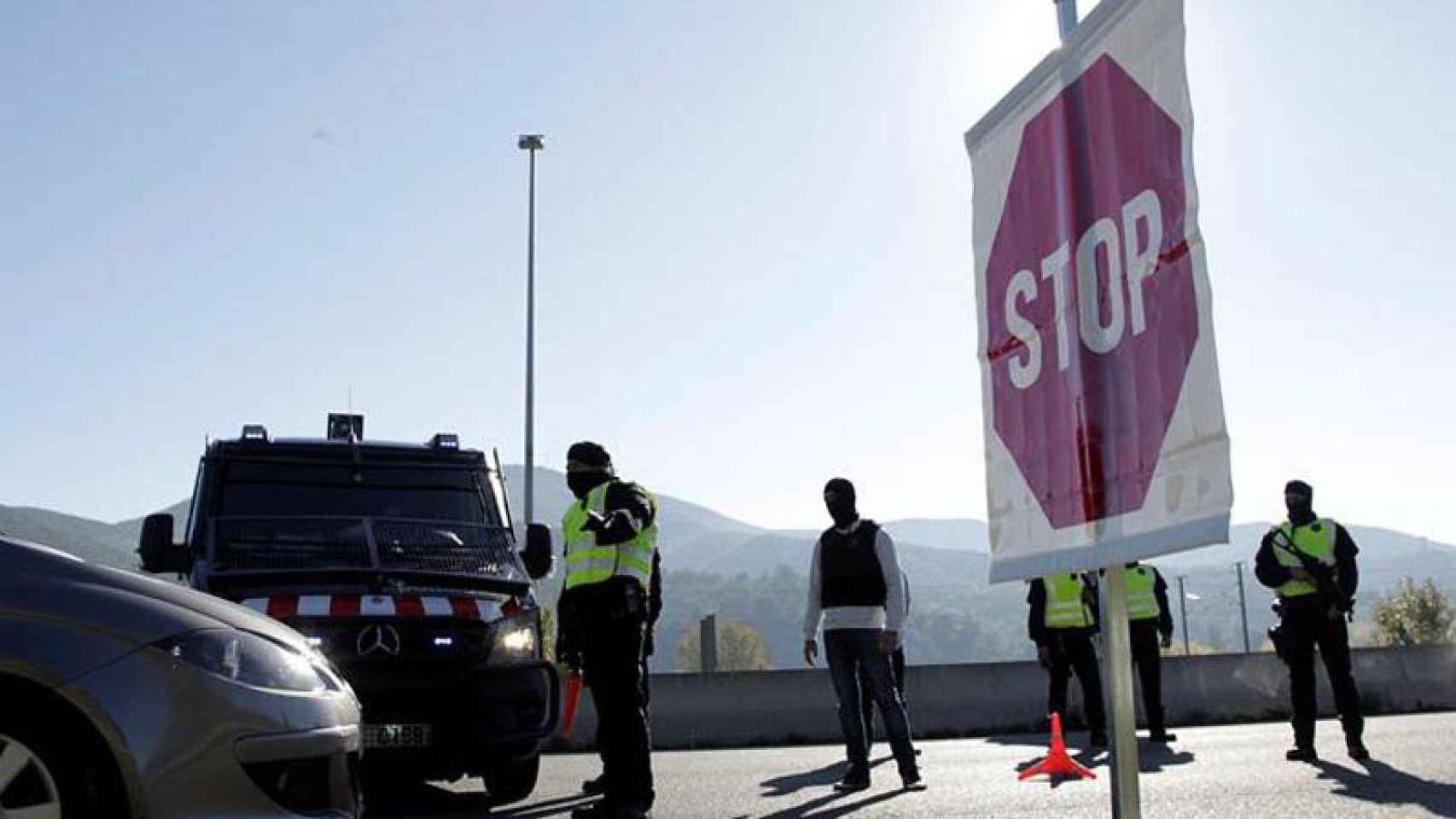 Imagen del control policial montado esta mañana en Mollet, en las cercanías de Barcelona.