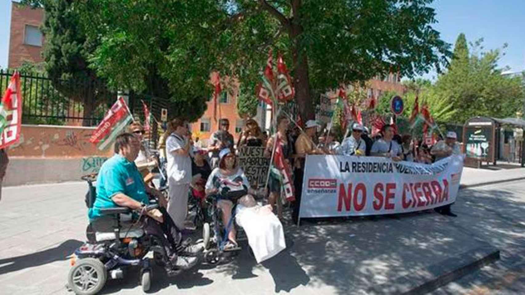 Protesta contra el cierre de la residencia de la Huerta del Rastrillo en Granada.