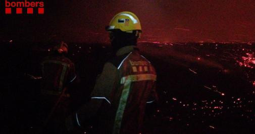 Bomberos de la Generalitat trabajan en el incendio de Peralada / BOMBERS