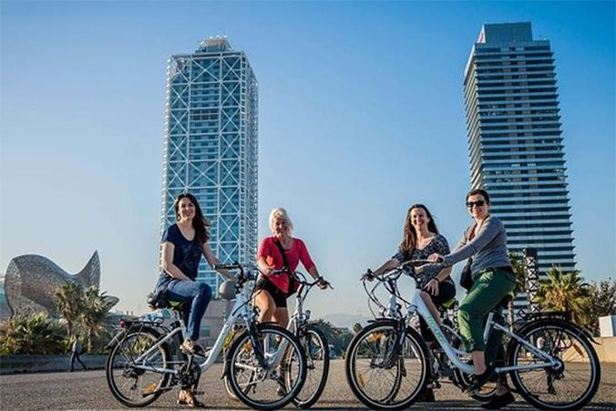 Viajeras participando en el 'tour' fotográfico en bicicleta eléctrica / TRIPADVISOR