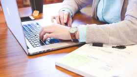 La digitalización permite a una mujer hace trámites notariales por internet / PIXABAY