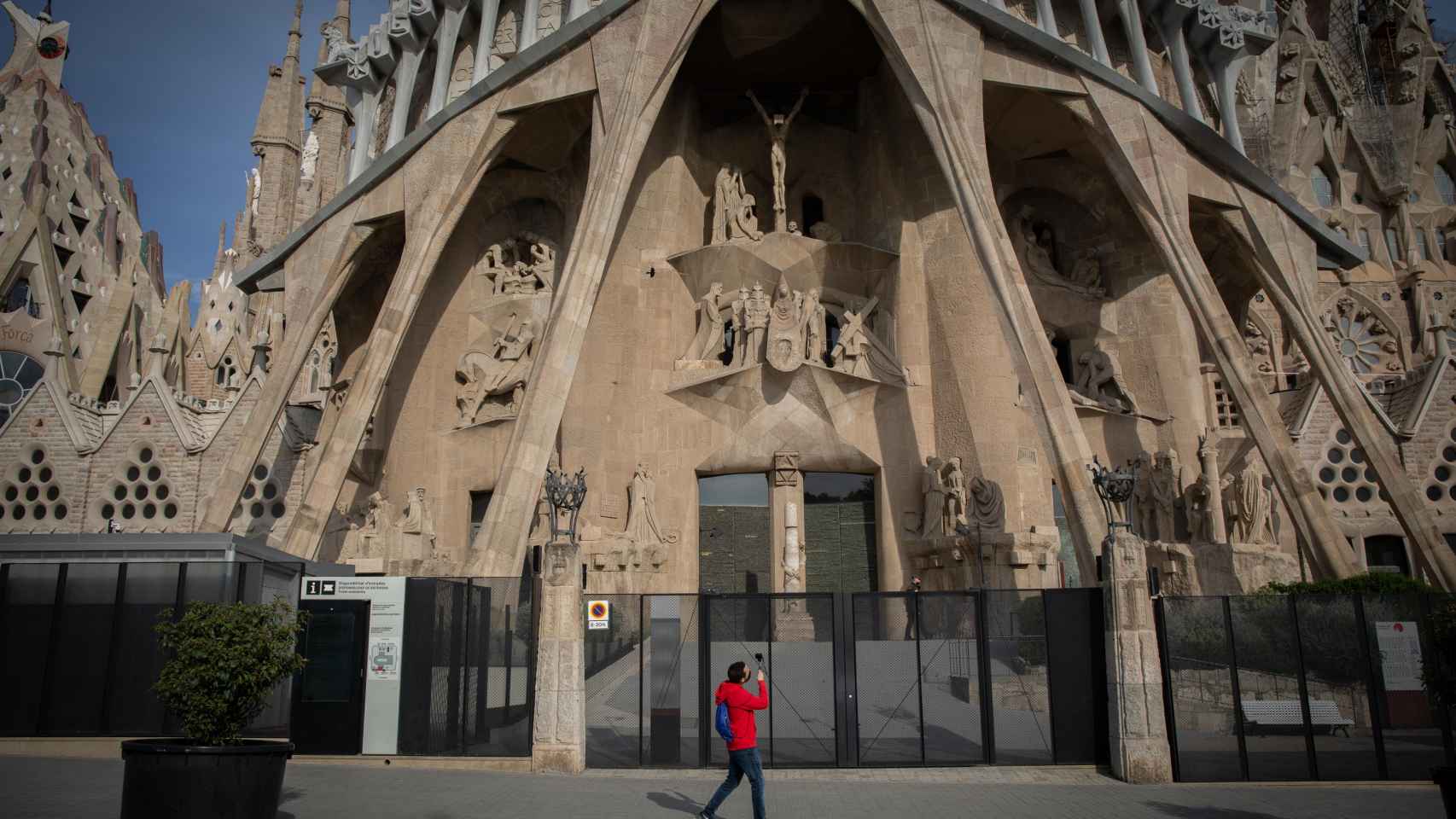 Un hombre hace fotos a la Sagrada Familia: el turismo extranjero en Cataluña ha bajado a causa del Covid / EP