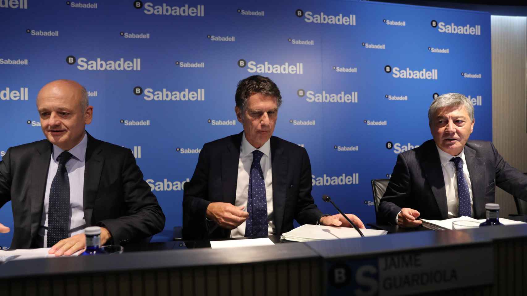 El consejo delegado de Banco Sabadell, Jaime Guardiola (centro), flanqueado por el director financiero, Tomás Varela (izq.) y el subidrector general Gabriel Martínez / EP