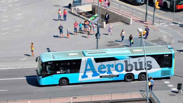 Imagen del aerobús, el bus lanzadera que circula entre Barcelona ciudad y el aeropuerto Josep Tarradellas Barcelona-El Prat / CG