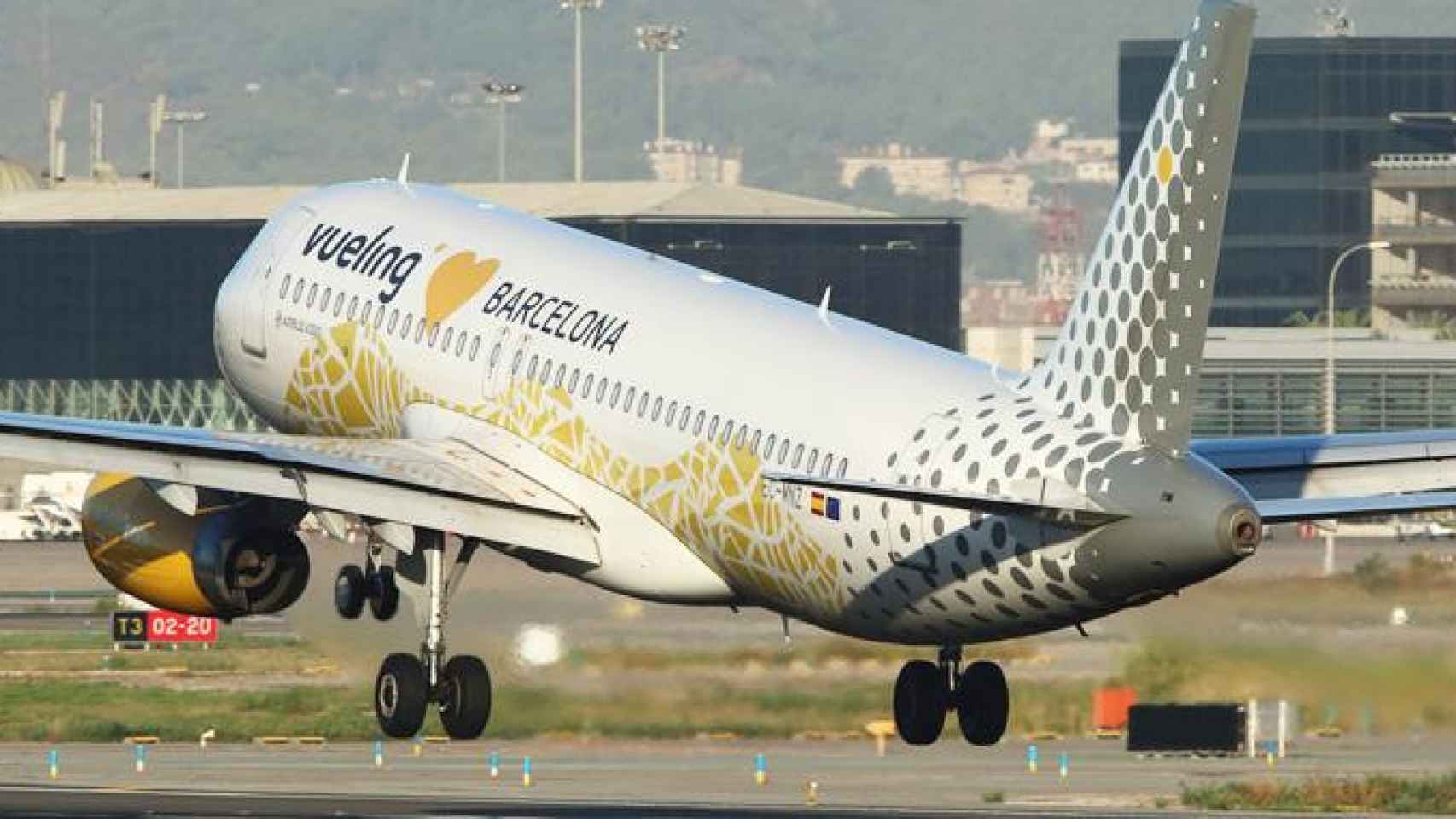 Imagen de un avión de Vueling despegando del aeropuerto de Barcelona-El Prat / CG