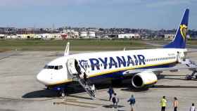 Imagen de una nave de Ryanair en el aeropuerto de de Santander / EUROPA PRESS
