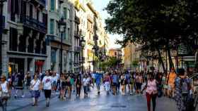 Portal de l'Àngel, la calle con mayor actividad comercial de Barcelona y que ha sido uno de los tractores de la economía catalana, ahora menos dinámica que la de Madrid / CG